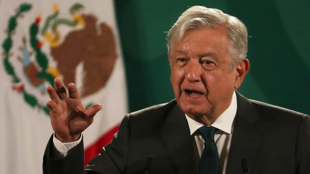 El presidente de México, Andrés Manuel López Obrador, da su conferencia de prensa diaria en el Palacio Nacional de la Ciudad de México, el martes 8 de junio de 2021. (AP Foto/Marco Ugarte).