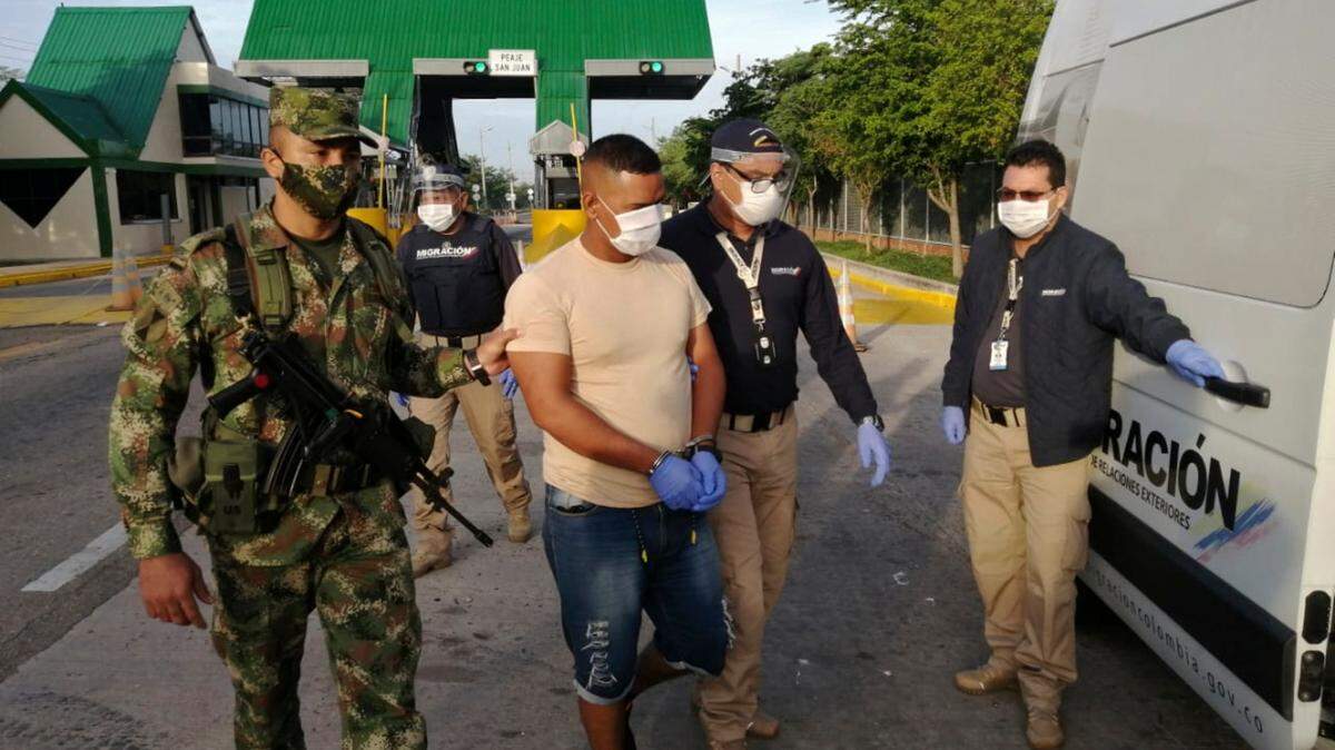 Una foto publicada por la Oficina de Migración de Colombia muestra al militar venezolano Gerardo José Rojas Castillo, quien realizaba tareas de espionaje, en el momento de ser expulsado del país por el Puente Internacional Simón Bolívar en Cúcuta, en la frontera con Venezuela , el 11 de junio de 2020.