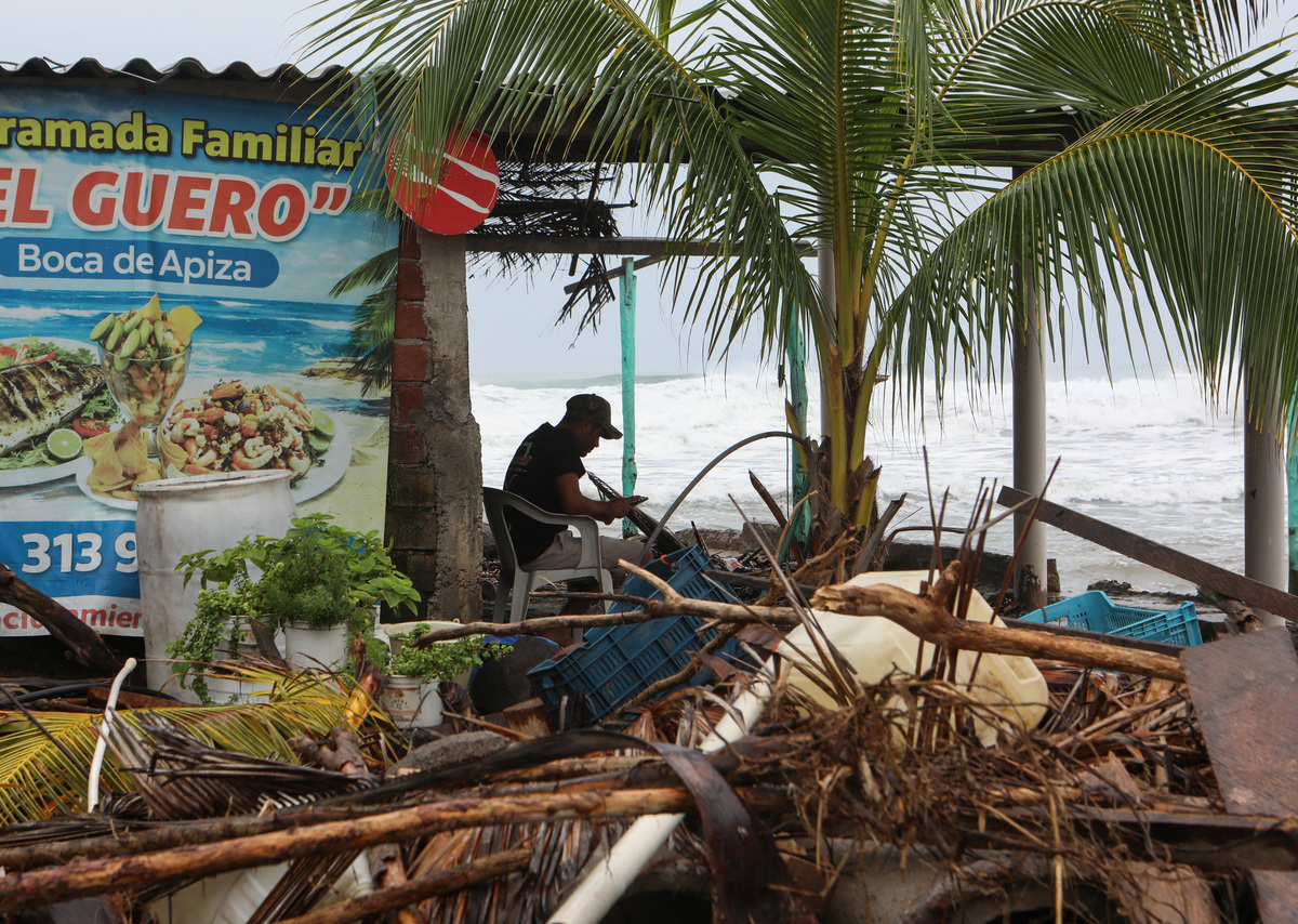 Hurricane Trudy gains strength near Mexico's coast, but is expected to ...