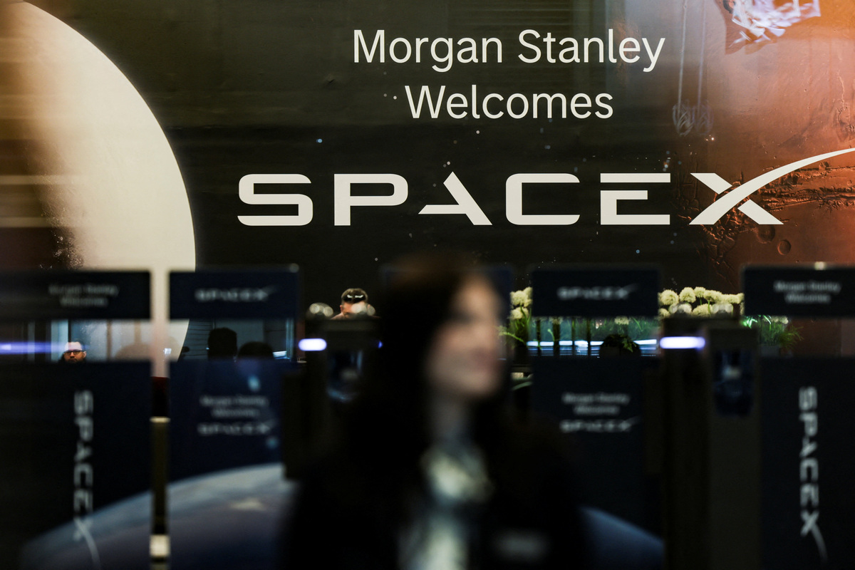 SpaceX initial public offering signage is displayed at the Morgan Stanley building in New York, U.S., June 4, 2026. REUTERS/Jeenah Moon