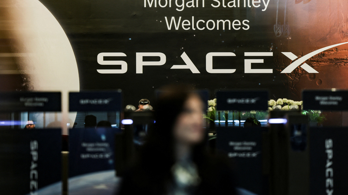 SpaceX initial public offering signage is displayed at the Morgan Stanley building in New York, U.S., June 4, 2026. REUTERS/Jeenah Moon
