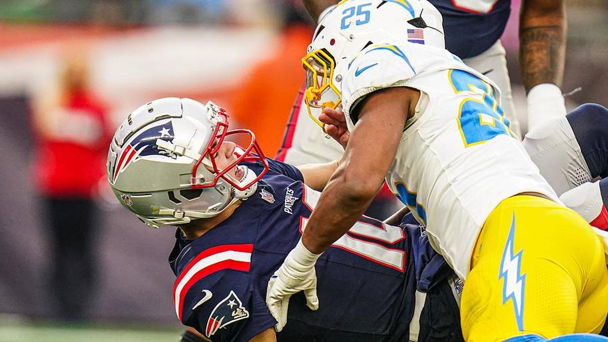 Dec 28, 2024; Foxborough, Massachusetts, USA; New England Patriots quarterback Drake Maye (10) on the field against Los Angeles Chargers linebacker Junior Colson (25) second half at Gillette Stadium. Mandatory Credit: David Butler II-Imagn Images | David Butler II-Imagn Images 