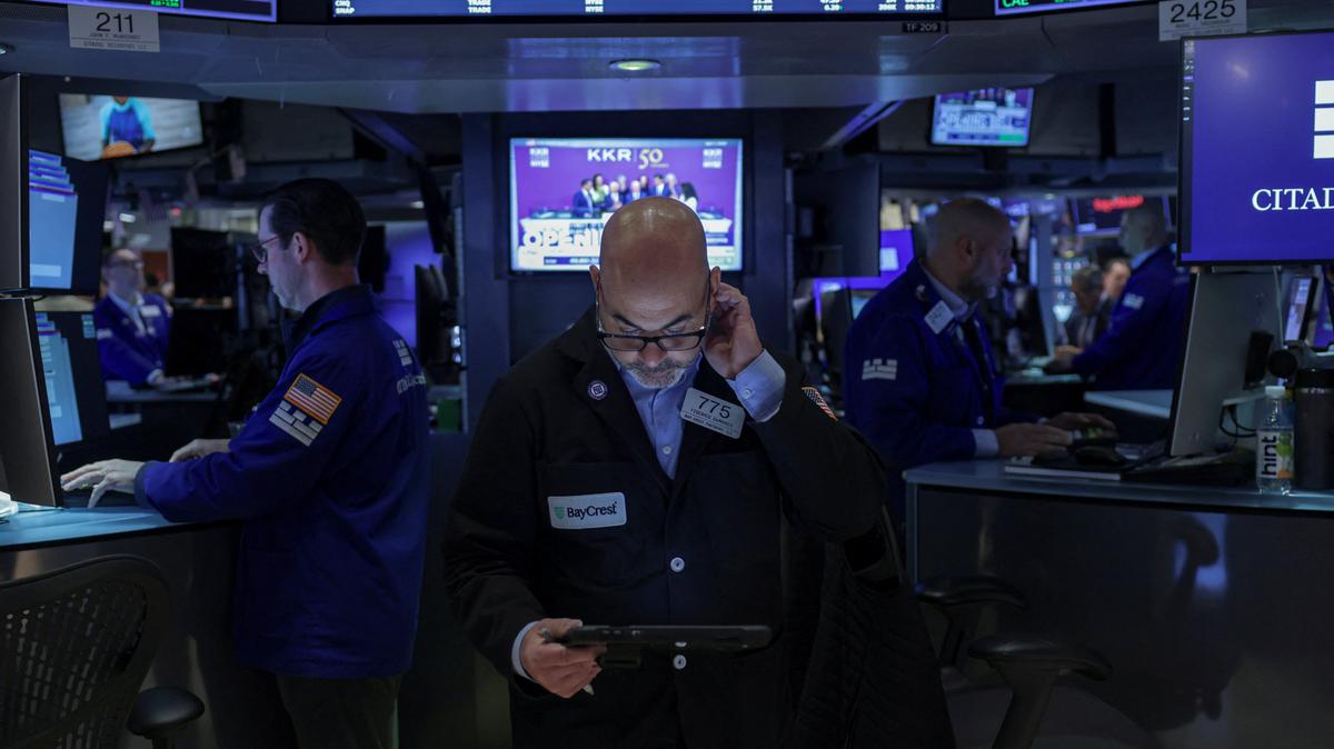 Traders work on the floor at the New York Stock Exchange (NYSE) in New York City, U.S., May 1, 2026. REUTERS/Jeenah Moon/File Photo