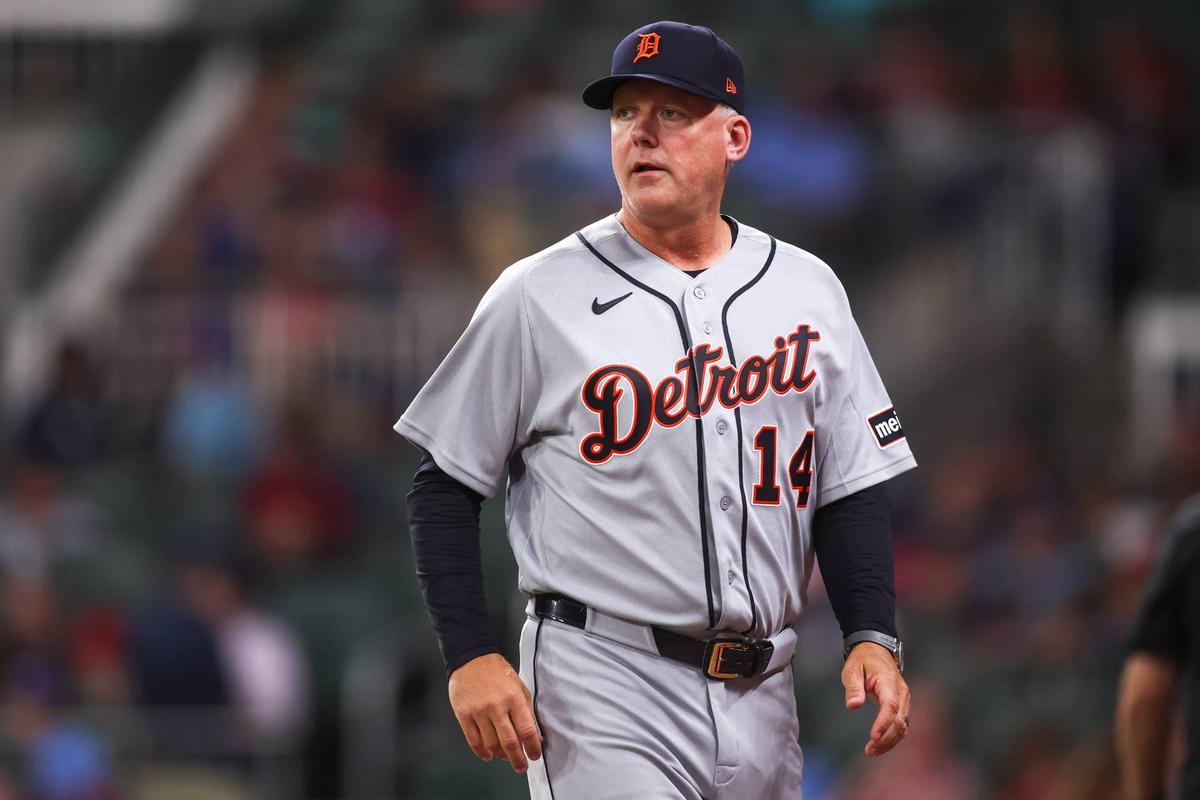  Detroit Tigers head coach A.J. Hinch (14) makes a substitution against the Atlanta Braves © Brett Davis-Imagn Images