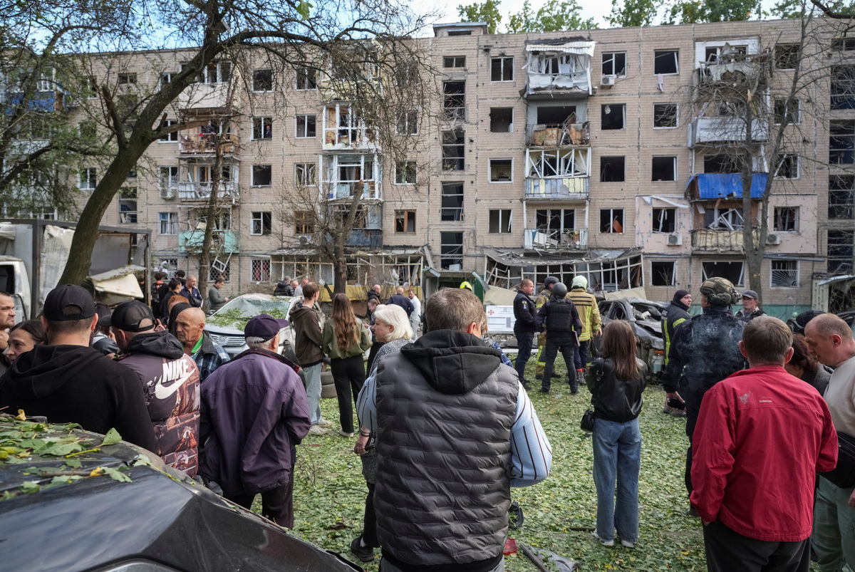 Russian attack kills 6 in Ukraine's Kharkiv, shatters residences | The ...