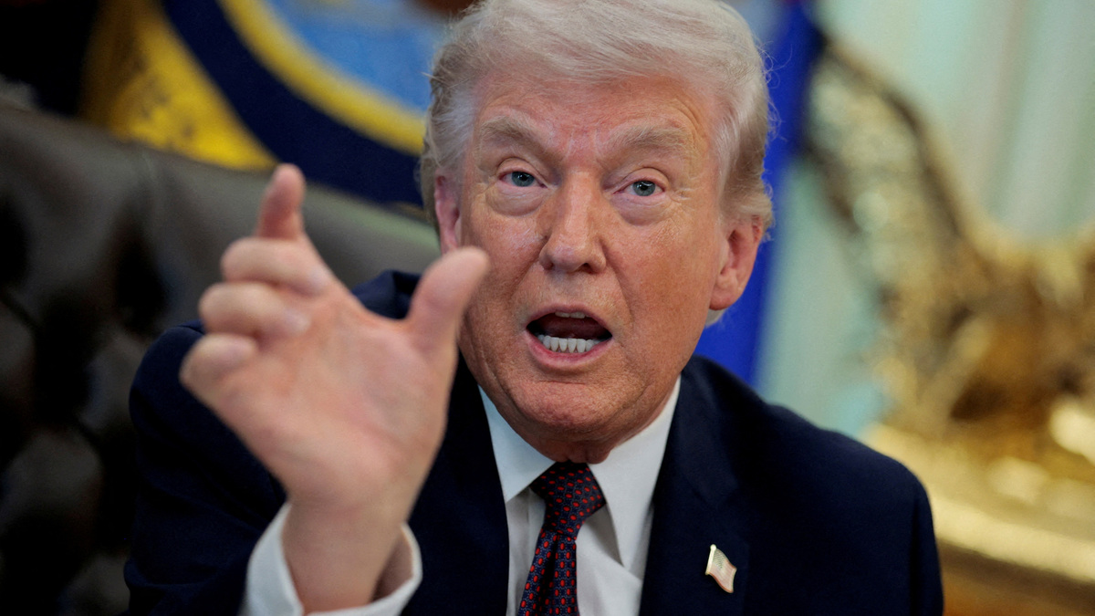 FILE PHOTO: U.S. President Donald Trump speaks during the signing ceremony for an executive order on mail ballots, in the Oval Office of the White House in Washington, D.C., March 31, 2026.  REUTERS/Evan Vucci/File Photo