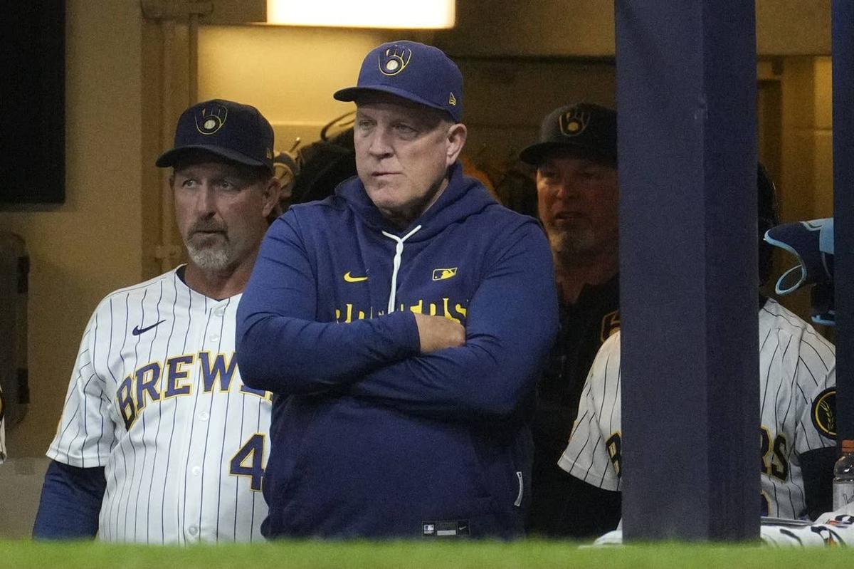  Milwaukee, Wisconsin, USA; Milwaukee Brewers manager Pat Murphy (49)