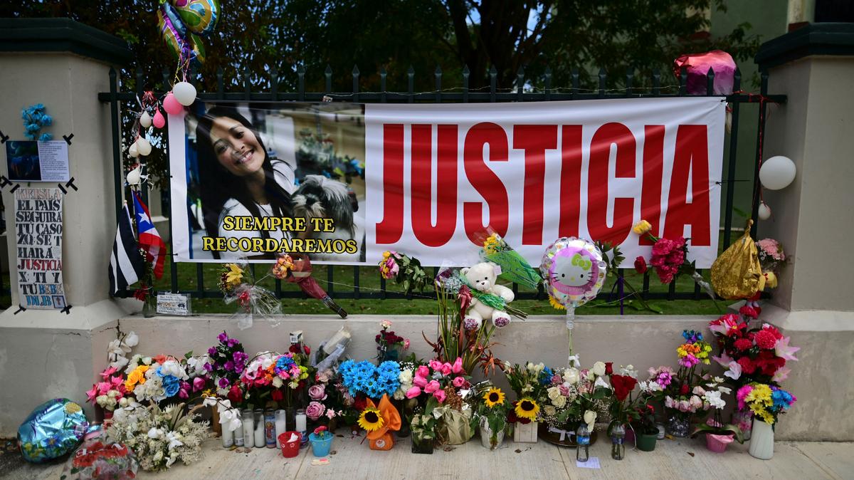 Flores, globos y un cartel con la palabra “justicia,” parte de un creciente memorial improvisado para Keishla Rodríguez, cuyo cuerpo sin vida fue encontrado en una laguna el sábado, en la entrada de donde vivía en San Juan, Puerto Rico, el jueves. 6 de mayo de 2021. Un juez federal ordenó el lunes que el boxeador puertorriqueño Félix Verdejo fuera retenido sin derecho a fianza luego de que fuera acusado de la muerte de Keishla Rodríguez y de matar intencionalmente al feto que ella llevaba. (Foto AP / Carlos Giusti)
