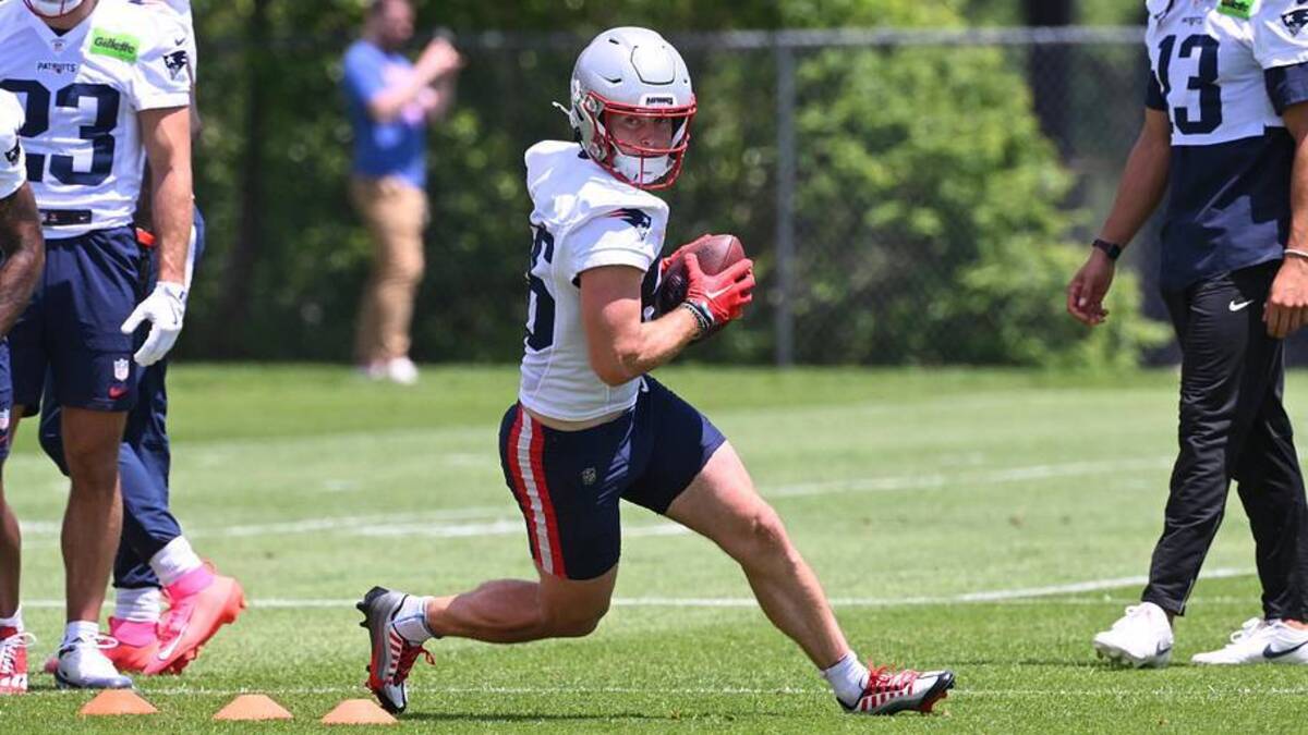  Jun 2, 2026; Foxborough, MA, USA; New England Patriots wide receiver Efton Chism III (86) runs with the ball during the team's OTA at Gillette Stadium. Mandatory Credit: Eric Canha-Imagn Images | Eric Canha-Imagn Images 