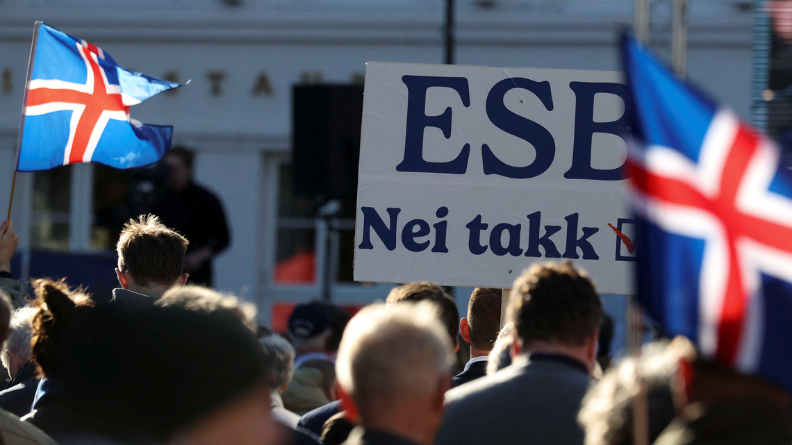 Poll finds Icelandic voters swing to narrowly opposing EU membership 