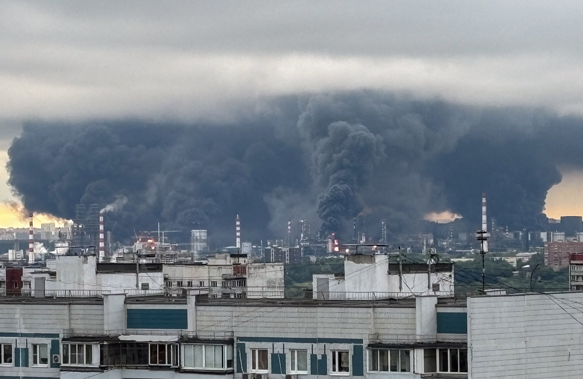 Thick plumes of smoke with flames rise from an oil refinery following what the authorities say is a Ukrainian drone strike in the course of Russia-Ukraine conflict, in Moscow, Russia, June 18, 2026, in this picture obtained from social media. SOCIAL MEDIA/via REUTERS