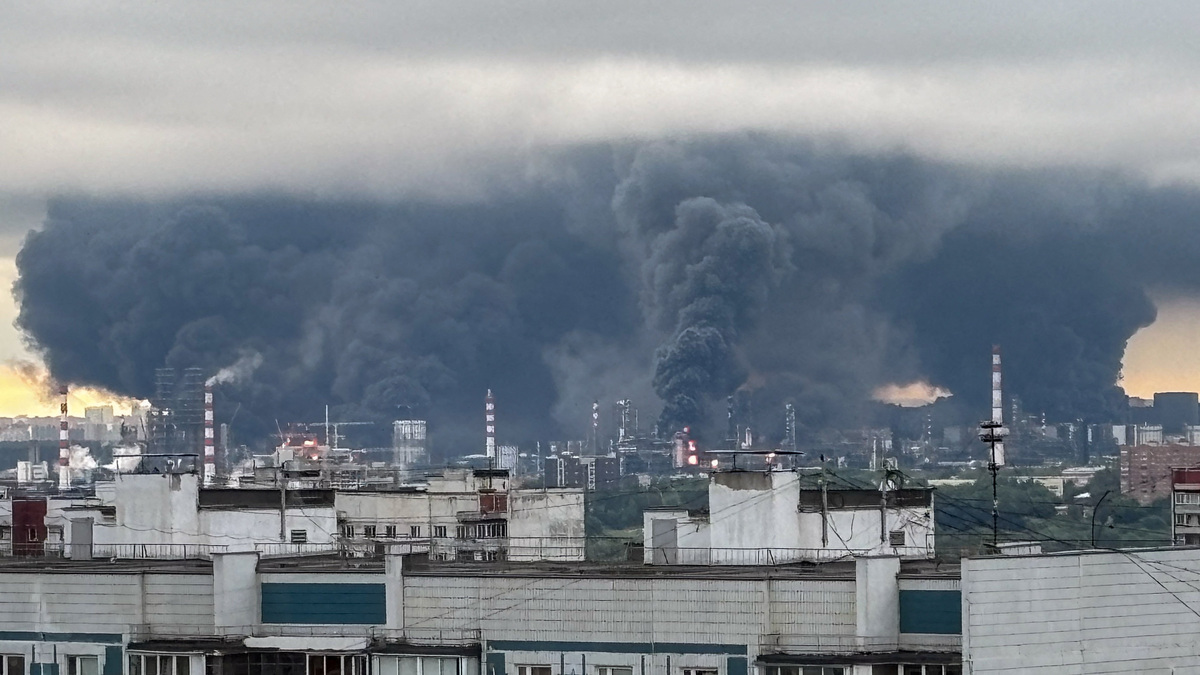 Thick plumes of smoke with flames rise from an oil refinery following what the authorities say is a Ukrainian drone strike in the course of Russia-Ukraine conflict, in Moscow, Russia, June 18, 2026, in this picture obtained from social media. SOCIAL MEDIA/via REUTERS