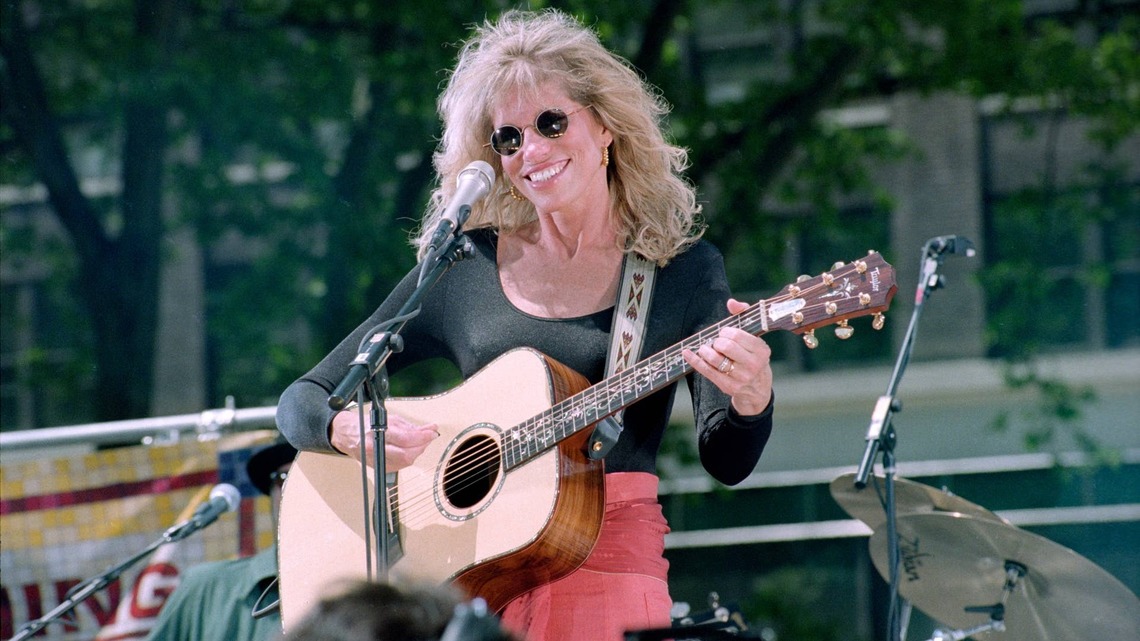 1986 Song Inspired by 'Itsy Bitsy Spider' Became Carly Simon's 12th Top 40 Hit 