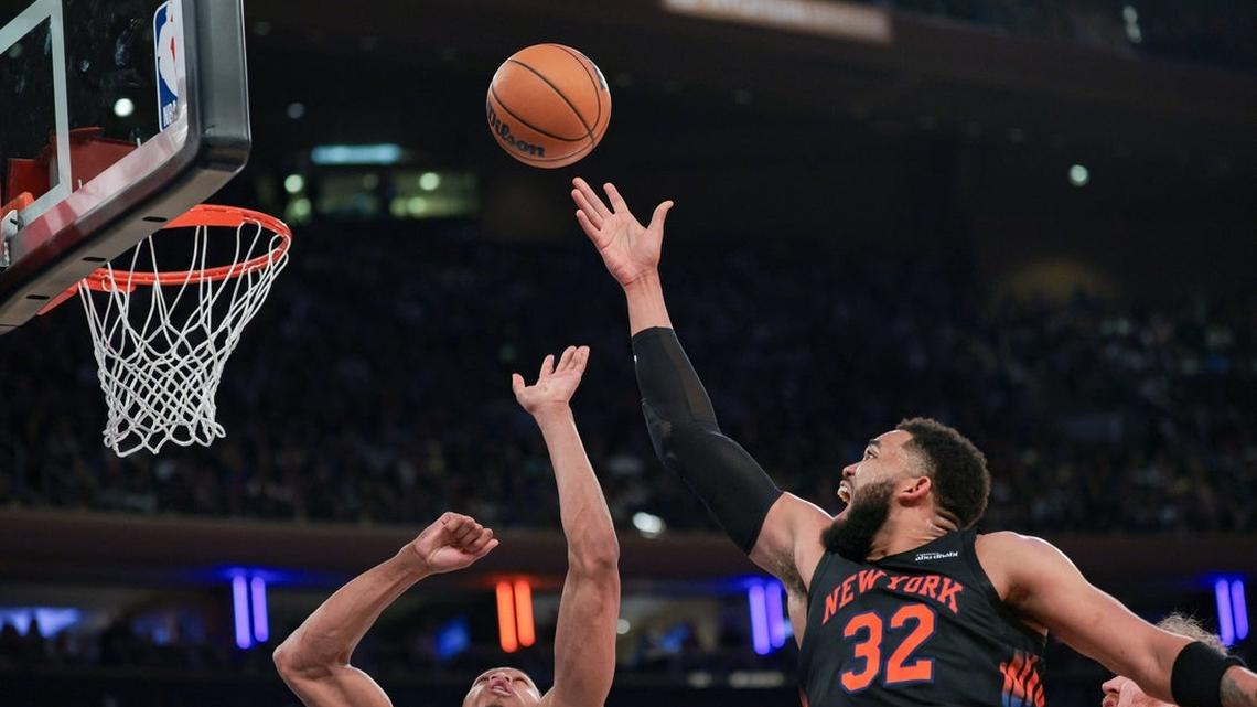 Knicks rout Raptors, wrap up East's No. 3 seed 