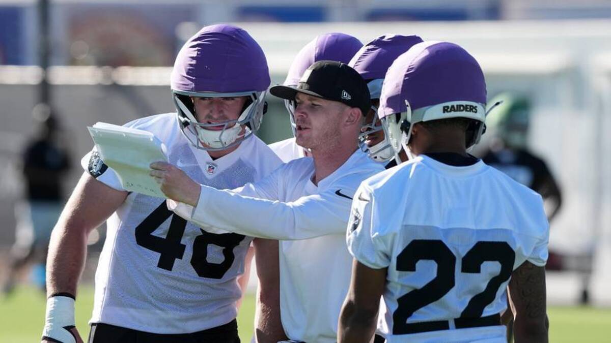  Jun 9, 2026; Henderson, NV, USA; Las Vegas Raiders assistant special teams coach Tim McConnell (center) talks with defensive end Cian Slone (48) and cornerback Greedy Vance (22) during minicamp at Intermountain Health Performance Center. Mandatory Credit: Kirby Lee-Imagn Images | Kirby Lee-Imagn Images 