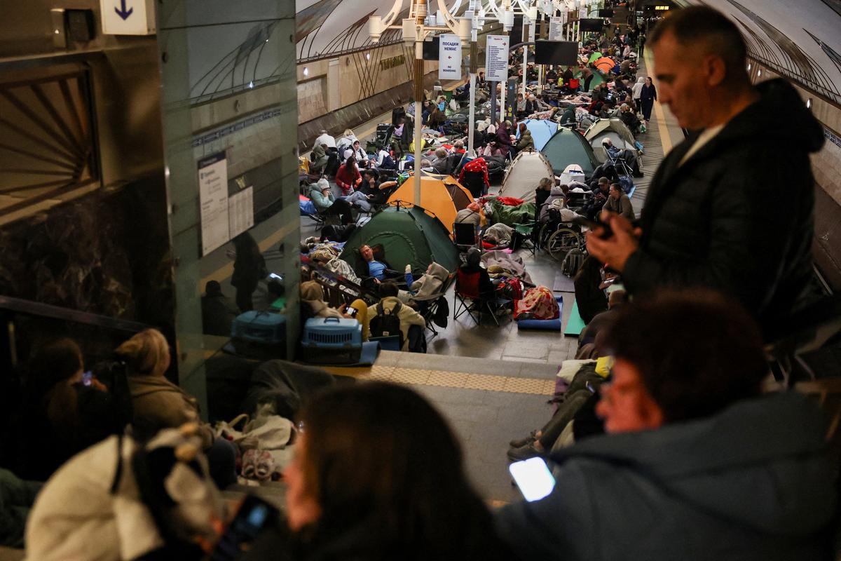 People take shelter inside a metro station during a Russian air strike, amid Russia's attack on Ukraine, in Kyiv, Ukraine, June 2, 2026. REUTERS/Alina Smutko