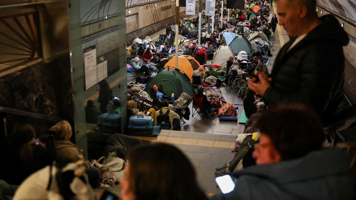 People take shelter inside a metro station during a Russian air strike, amid Russia's attack on Ukraine, in Kyiv, Ukraine, June 2, 2026. REUTERS/Alina Smutko