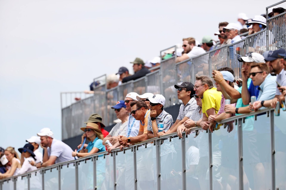  Jun 19, 2026; Southampton, New York, USA; Fans look on during the second round of the U.S. Open golf tournament at Shinnecock Hills Golf Club. Mandatory Credit: Pamela Smith-Imagn Images 