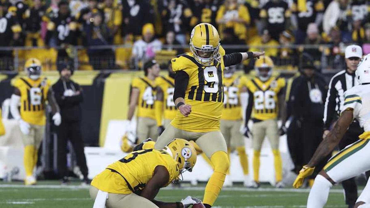  Oct 26, 2025; Pittsburgh, Pennsylvania, USA; Pittsburgh Steelers place kicker Chris Boswell (9) kicks a field goal against the Green Bay Packers during the second quarter at Acrisure Stadium. Mandatory Credit: Charles LeClaire-Imagn Images | Charles LeClaire-Imagn Images 