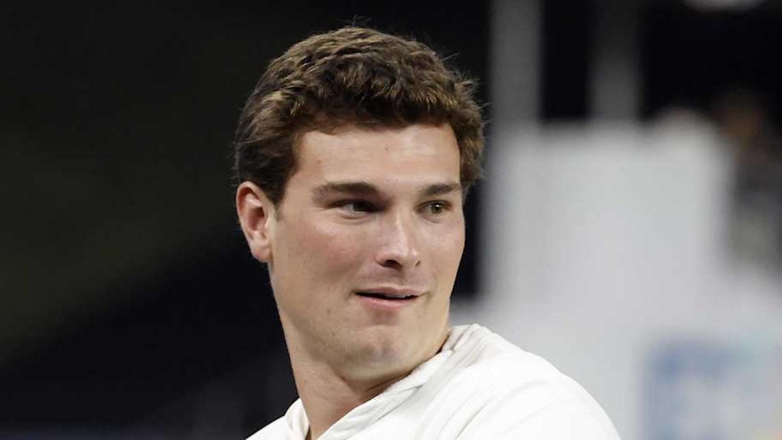  Apr 21, 2026; Miami, Florida, USA; Indiana Hoosiers quarterback Fernando Mendoza throws the ceremonial first pitch before a game between the Miami Marlins and the St. Louis Cardinals at loanDepot Park. Mandatory Credit: Rhona Wise-Imagn Images | Rhona Wise-Imagn Images 