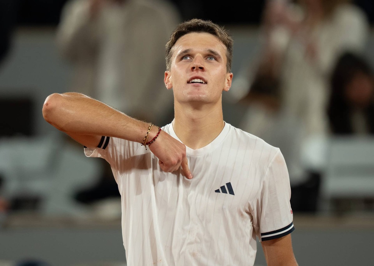  Jun 2, 2026; Paris, France; Jakub Mensik of Czechia celebrates winning his match against Joao Fonseca of Brazil on day 10 at Stade Roland Garros. Mandatory Credit: Susan Mullane-Imagn Images 