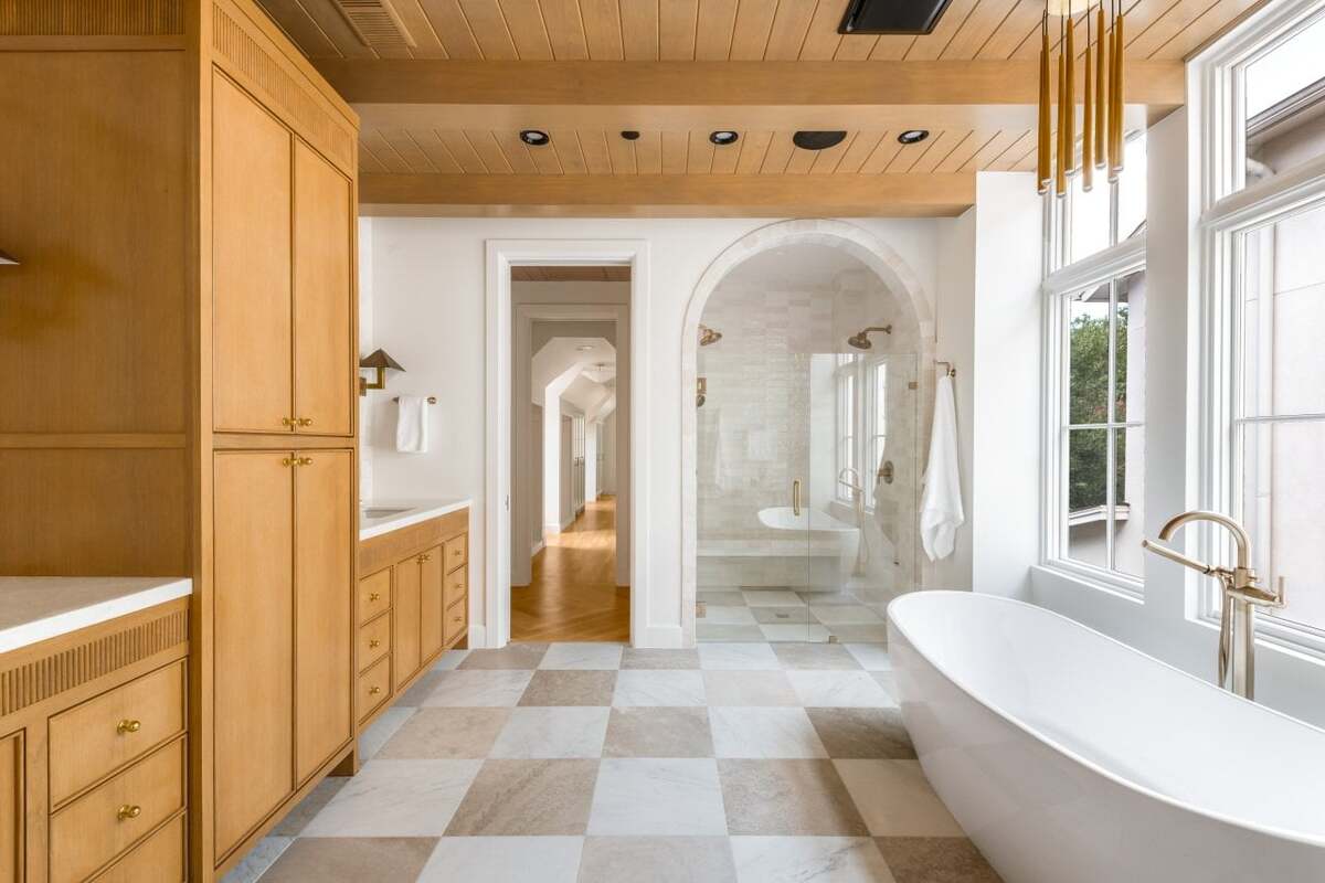  Costa Christ; builder: New Leaf Custom Homes; architect/designer: The Design Shop 