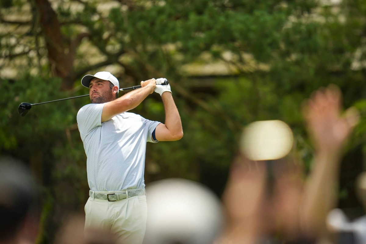  Scottie Scheffler tees off on the second hole during the third round of the Memorial Tournament at Muirfield Village Golf Club on June 6, 2026. © Adam Cairns/Columbus Dispatch / USA TODAY NETWORK via Imagn Images
