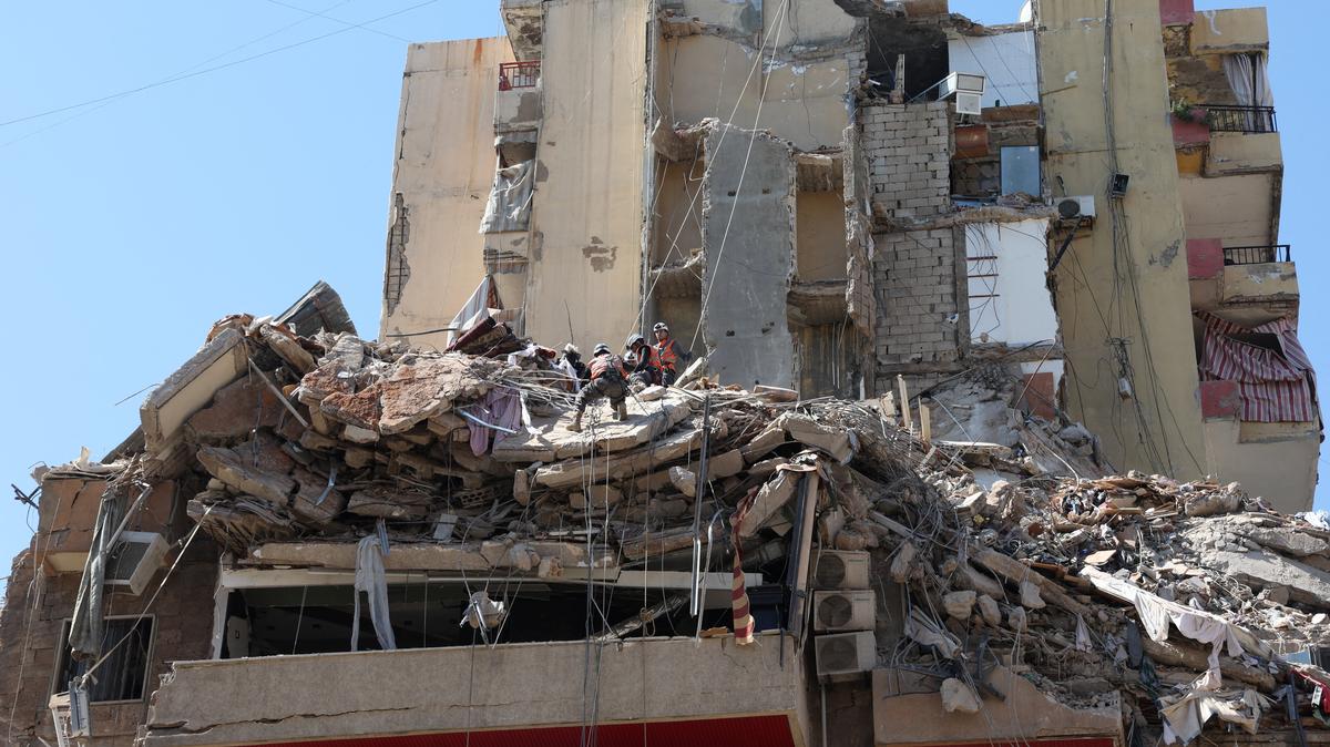 Rescuers work at the site of an Israeli strike that took place yesterday, in the southern suburbs of Beirut, Lebanon, May 7, 2026. REUTERS/Mohamad Azakir