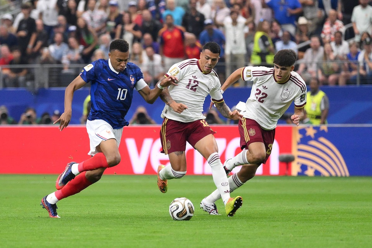  Kylian Mbappe #10 of France competes for the ball against Pedro Porro #12 and Pau Cubarsi #22 of Spain during the FIFA World Cup 2026 Semi Final match between France and Spain at Dallas Stadium on July 14, 2026 in Arlington, Texas. (Photo by David Ramos/Getty Images) Photo by David Ramos/Getty Images