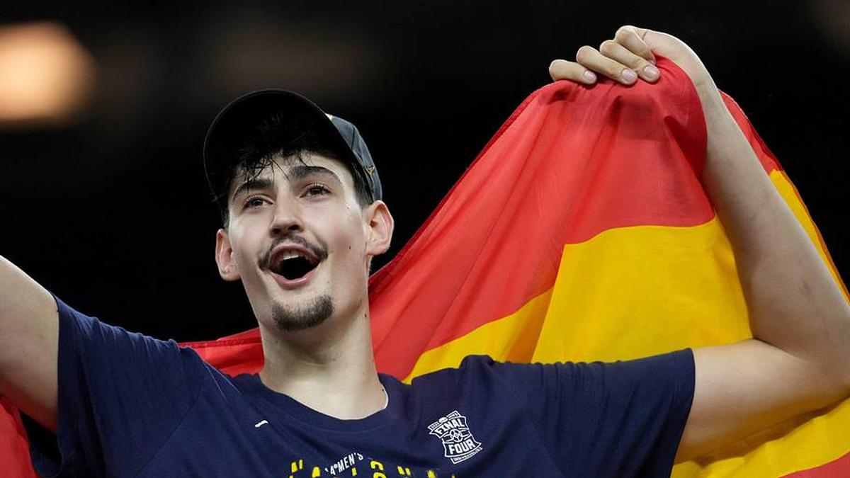  Michigan Wolverines center Aday Mara (15) celebrates the team's NCAA men's basketball tournament national championship victory Monday, April 6, 2026, after defeating the UConn Huskies 69-63 at Lucas Oil Stadium in Indianapolis. | Christine Tannous/IndyStar / USA TODAY NETWORK via Imagn Images 