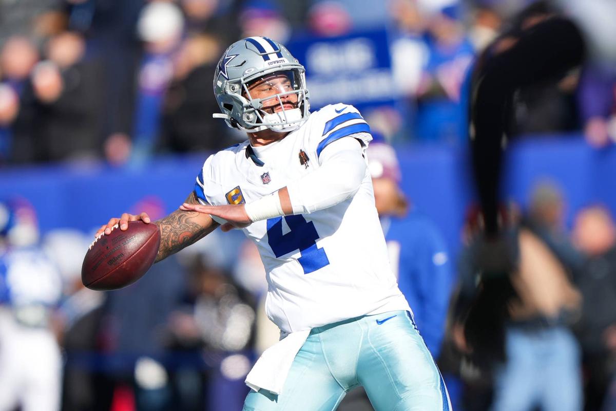  Dallas Cowboys quarterback Dak Prescott warms up before the game against the New York Giants at MetLife Stadium. Robert Deutsch-Imagn Images
