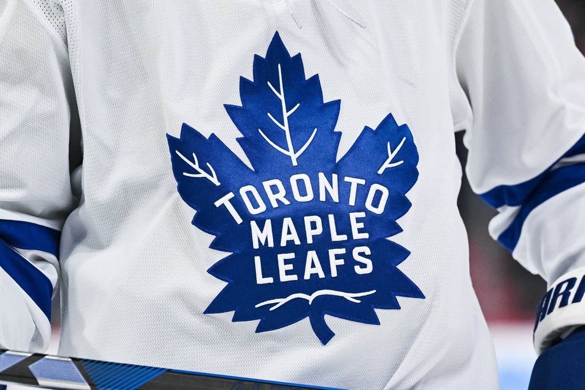  View of a Toronto Maple Leafs logo on a jersey David Kirouac-Imagn Images