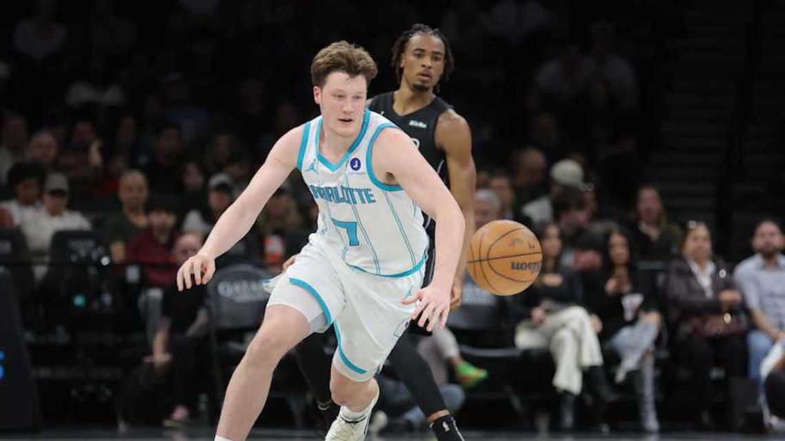  Mar 31, 2026; Brooklyn, New York, USA; Charlotte Hornets guard Kon Knueppel (7) chases after a loose ball against Brooklyn Nets center Nic Claxton (33) during the second quarter at Barclays Center. | Brad Penner-Imagn Images 
