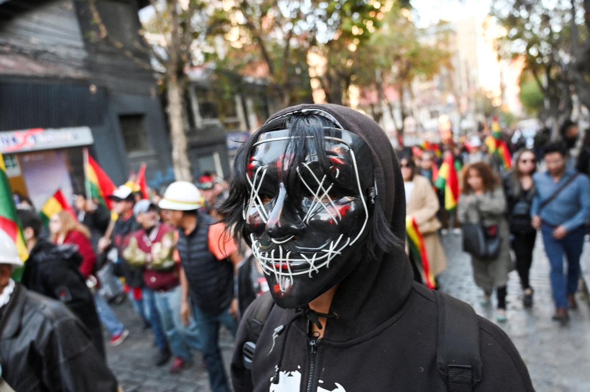 A person wears a mask during a march, which organizers have dubbed a "defense of democracy," to rally against road blockades and what they call pressure measures used by protesters calling for the resignation of Bolivia’s President Rodrigo Paz, amid the country’s economic and fuel crisis, in La Paz, Bolivia, May 20, 2026. REUTERS/Claudia Morales