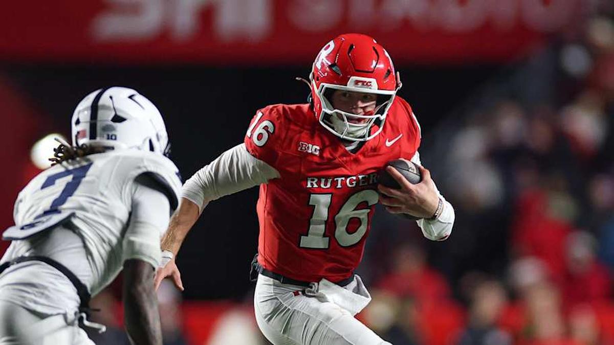  Nov 29, 2025; Piscataway, New Jersey, USA; Rutgers Scarlet Knights quarterback Athan Kaliakmanis (16) fights for yards as Penn State Nittany Lions cornerback Zion Tracy (7) pursues during the second half at SHI Stadium. Mandatory Credit: Vincent Carchietta-Imagn Images | Vincent Carchietta-Imagn Images 