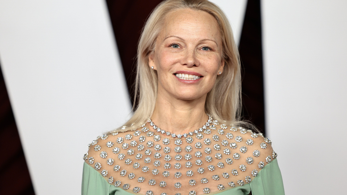 Pamela Anderson Made ‘Grandma' Clogs Our New Fall Obsession 
