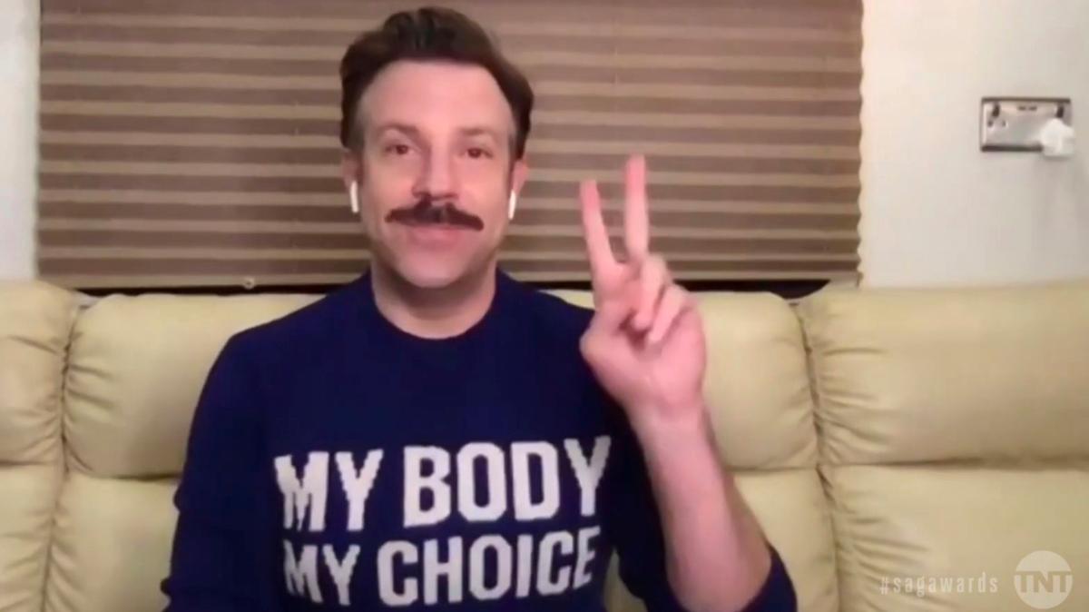 Jason Sudeikis thanks his parents for Kansas City entertainment as he wins SAG Award