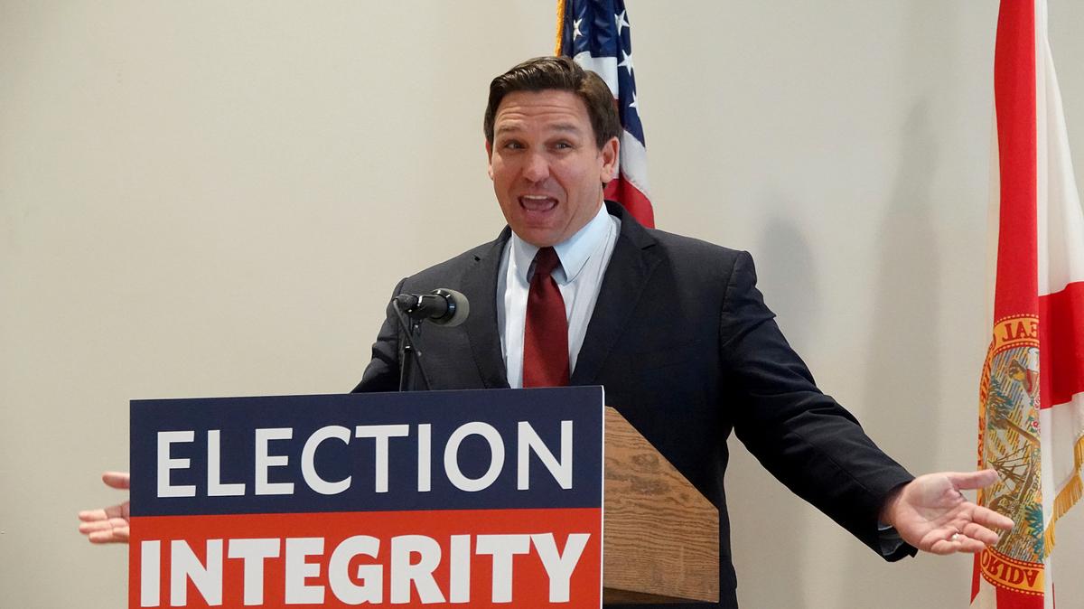 El gobernador de Florida, Ron DeSantis, saluda durante un evento para promocionar la reforma electoral en el estado, el miércoles 3 de noviembre de 2021, en West Palm Beach, Florida.