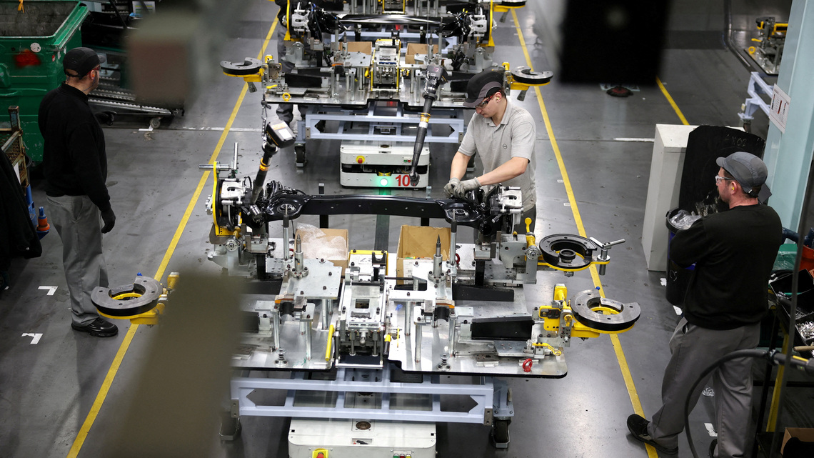 UK factories report growing inflation pressures, PMI shows