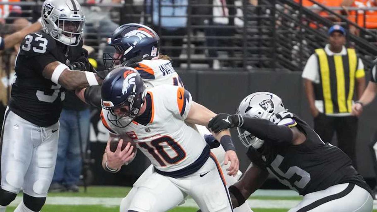  Dec 7, 2025; Paradise, Nevada, USA; Denver Broncos quarterback Bo Nix (10) carries the ball for a touchdown as Las Vegas Raiders linebacker Devin White (45) defends during the first half at Allegiant Stadium. Mandatory Credit: Kirby Lee-Imagn Images | Kirby Lee-Imagn Images 