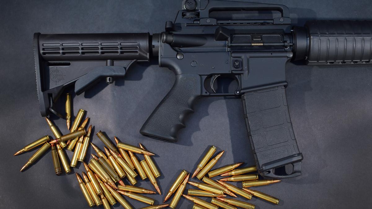En esta ilustración fotográfica, se ve un rifle AR-15 de Rock River Arms con municiones el 18 de diciembre de 2012, en Miami.