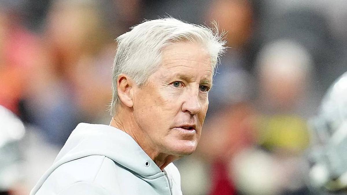  Jan 4, 2026; Paradise, Nevada, USA; Las Vegas Raiders head coach Pete Carroll observes warm ups before the start of a game against the Kansas City Chiefs at Allegiant Stadium. Mandatory Credit: Stephen R. Sylvanie-Imagn Images | Stephen R. Sylvanie-Imagn Images 