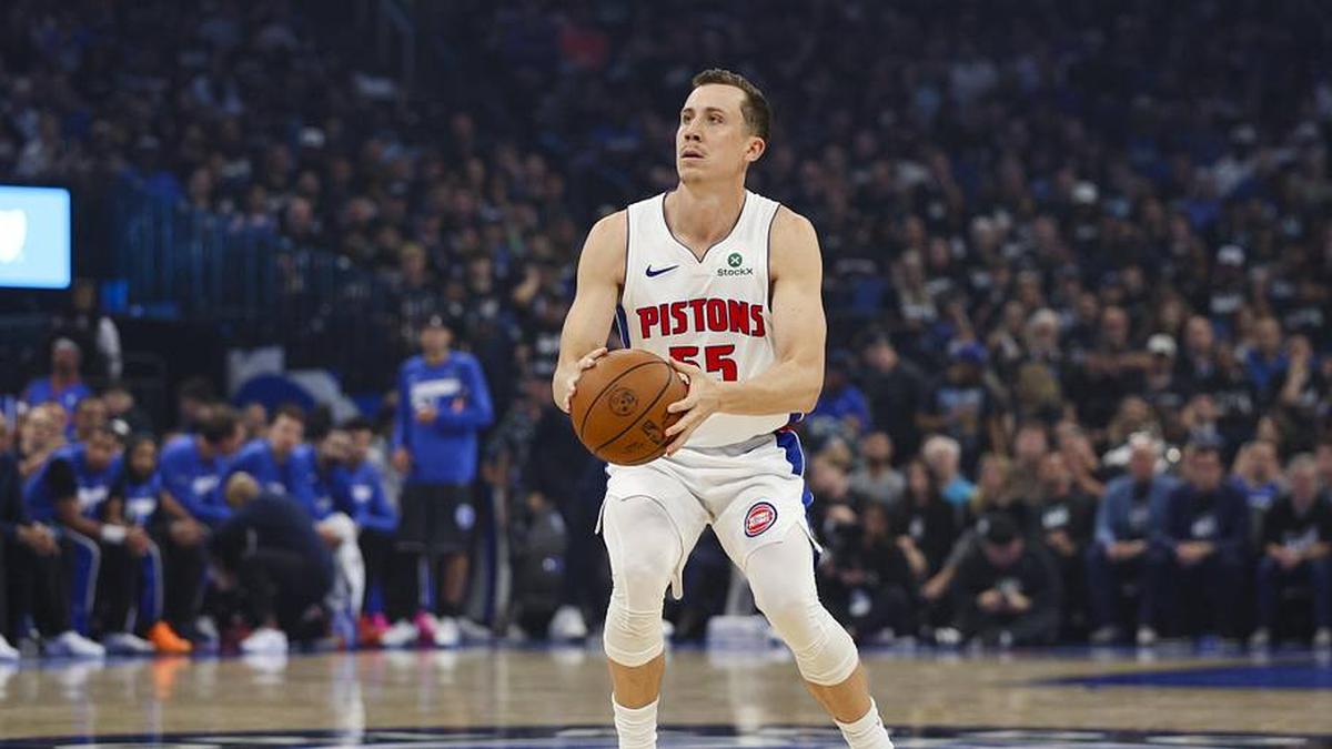  Apr 25, 2026; Orlando, Florida, USA; Detroit Pistons forward Duncan Robinson (55) shoots the ball against the Orlando Magic in the second quarter during game three of the first round of the 2026 NBA Playoffs at Kia Center. | Nathan Ray Seebeck-Imagn Images 