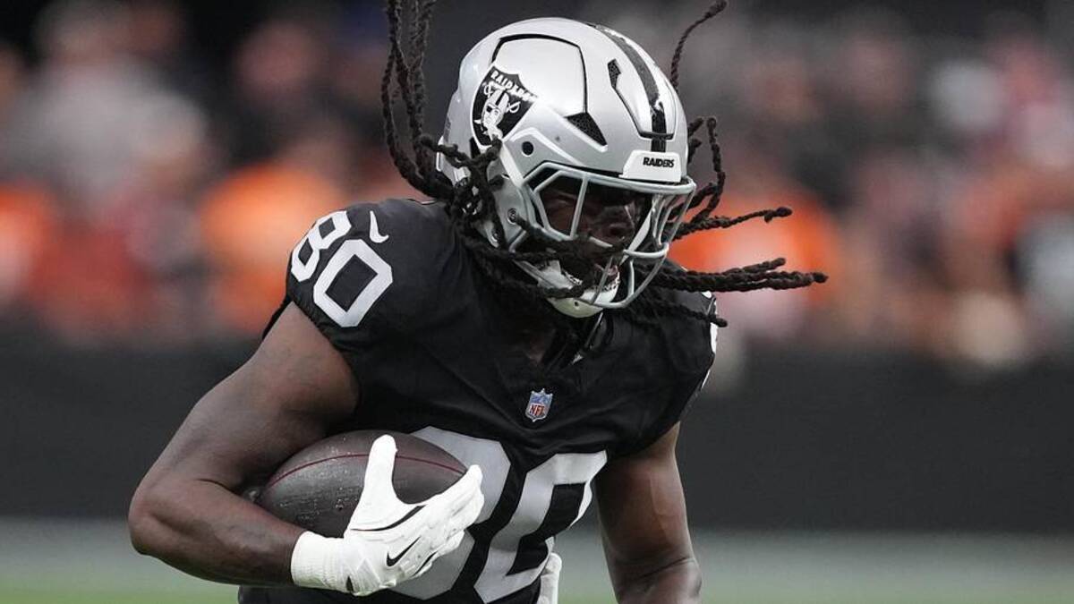 Dec 7, 2025; Paradise, Nevada, USA; Las Vegas Raiders tight end Ian Thomas (80) runs after the catch against the Denver Broncos during the first half at Allegiant Stadium. Mandatory Credit: Kirby Lee-Imagn Images | Kirby Lee-Imagn Images 