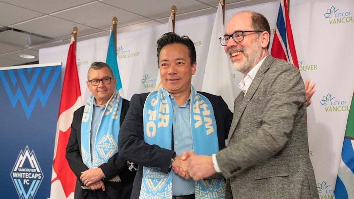  Vancouver Mayor Ken Sim (left) previously signed an MOU with the Whitecaps for a potential stadium at Hastings Park. | City of Vancouver 