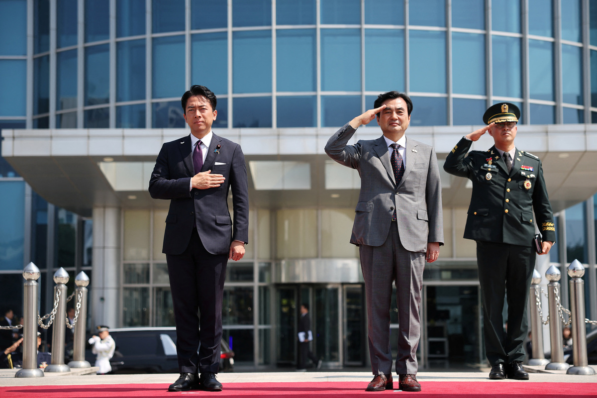 Japanese Defence Minister Shinjiro Koizumi and South Korean Defence Minister Ahn Gyu-back salute to national flags during a welcoming ceremony before their meeting at the Defence Ministry in Seoul, South Korea, June 28, 2026.   REUTERS/Kim Hong-Ji/Pool