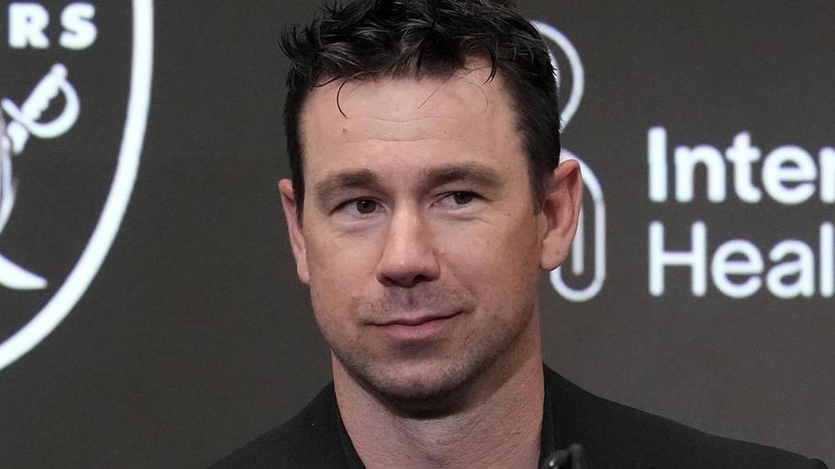  Apr 24, 2026; Henderson, NV, USA; Las Vegas Raiders coach Klint Kubiak at press conference at Intermountain Health Performance Center. Mandatory Credit: Kirby Lee-Imagn Images | Kirby Lee-Imagn Images 