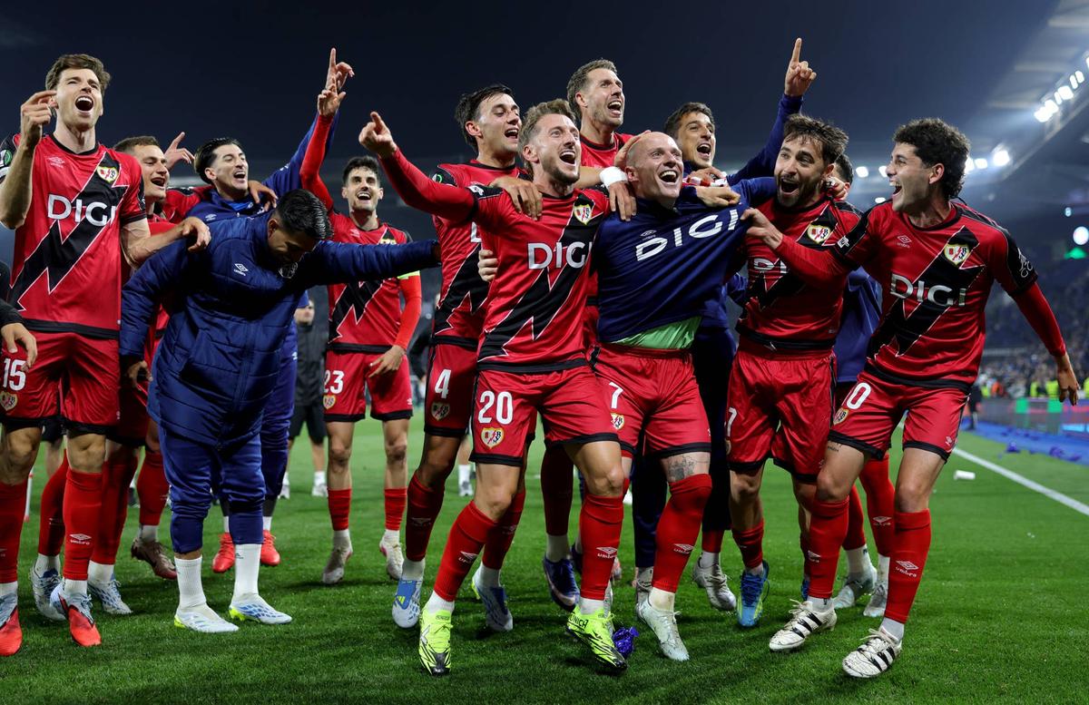 Ivan Balliu and Isi Palazon of Rayo Vallecano celebrate with teammates following the team's victory during the UEFA Europa Conference League match between Racing Club de Strasbourg Alsace and Rayo Vallecano de Madrid at Stade de la Meinau on May 07, 2026 in Strasbourg, France. (Photo by Simon Hofmann/Getty Images) Photo by Simon Hofmann/Getty Images