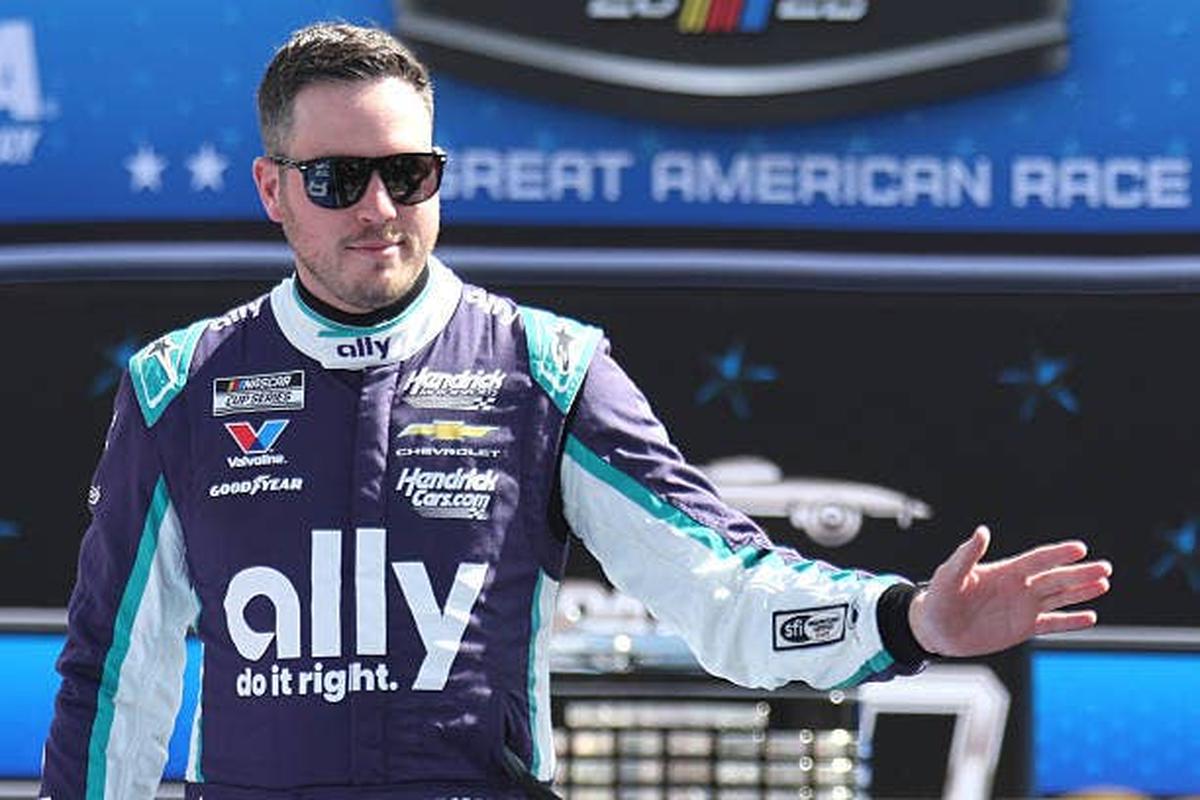  Alex Bowman (#48 Hendrick Motorsports Ally Chevrolet) waves to the crowd prior to the NASCAR Cup Series Daytona 500. Photo by Jeff Robinson/Icon Sportswire via Getty Images