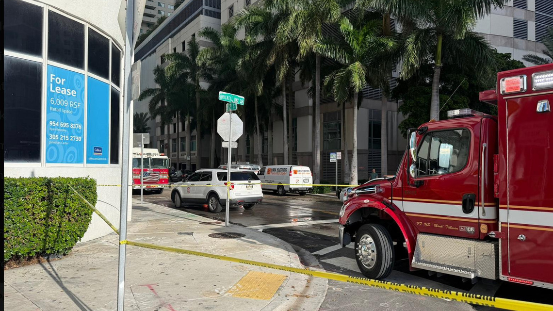 4 injured after crane collapses in Miami 